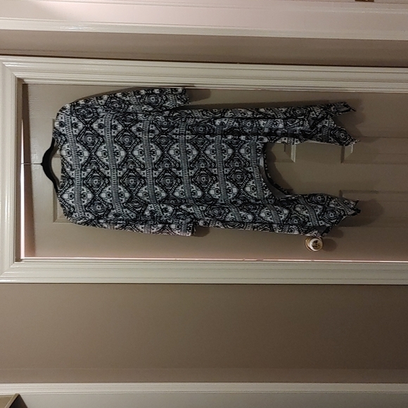 💚Canari Women's Black & White Shark bite Tunic - Picture 2 of 3